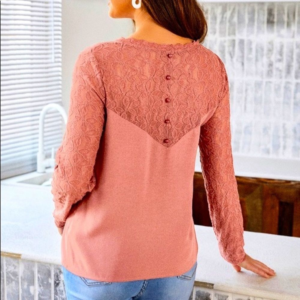 NWT! CONTRAST LACE V NECK TOP IN CORAL PINK!